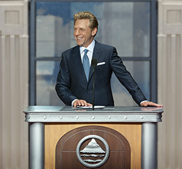És ez csak így lehet méltó, hogy a Freewinds fedélzetén gyűltünk össze, ahova minden szcientológusnak végül el kell, hogy jusson. Mr. David Miscavige a Religious Technology Center Vezetőtestületének elnöke