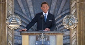David Miscavige, a Religious Technology Center Vezetőtestületének Elnöke, a Szcientológia vallás vezetője 2010. április 24-én avatta fel az új Los Angeles-i Szcientológia Egyházat polgári vezetők és kormánytisztviselők, illetve 6000 szcientológus és vendégeik társaságában.