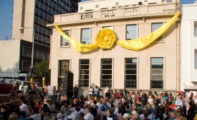 Civil és kormányzati vezetők tartottak beszédet az ezerfős tömegnek, és üdvözölték az új Szcientológia Életjobbító Központot Johannesburg Braamfontein kerületében.