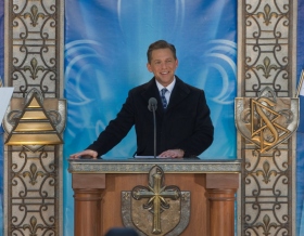 David Miscavige, a Religious Technology Center Vezetőtestületének Elnöke, a Szcientológia vallás egyházi vezetője avatta fel az új Québeci Szcientológia Egyházat.