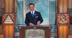 David Miscavige, a Szcientológia vallás vezetője, a Religious Technology Center Vezetőtestületének Elnöke vezette a ceremóniát az új Pasadenai Szcientológia Egyház megnyitóján.