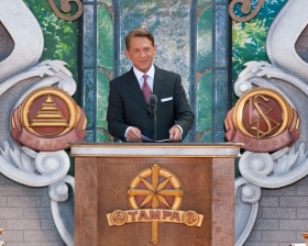 David Miscavige, a Religious Technology Center Vezetőtestületének Elnöke, a Szcientológia vallás egyházi vezetője avatta fel az új Tampai Szcientológia Egyházat, megemlékezve az Alapító, L. Ron Hubbard születésének 100. évfordulójáról.