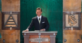 David Miscavige, a Szcientológia vallás vezetője, a Religious Technology Center Vezetőtestületének Elnöke felavatta Washington állam új Szcientológia egyházát