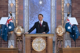 David Miscavige, a Religious Technology Center Vezetőtestületének Elnöke, a Szcientológia vallás egyházi vezetője avatta fel az új Melbourne-i Szcientológia Egyházat.