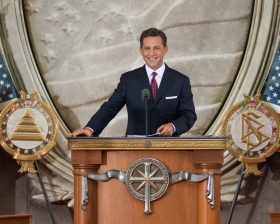 David Miscavige, a Religious Technology Center (Vallási Technológiai Központ) Vezetőtestületének Elnöke, a Szcientológia vallás egyházi vezetője vezette az egyház felavatását az Egyesült Államok fővárosában.
