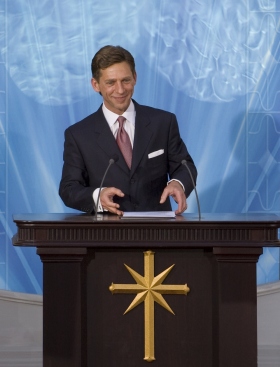David Miscavige, a Szcientológia vallás egyházi vezetője megnyitotta a spanyol Nemzeti Szcientológia Egyházat, és üdvözölte az új egyházunknál megjelent több ezer látogatót. 
