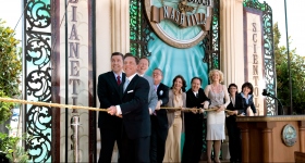 David Miscavige vezette az avatási ceremóniát az Egyházi ügyvezetői és a különleges vendégek társaságában, hogy hivatalosan megnyissák a Nashville-i Szcientológia Egyház és Hírességek Központját mindenki előtt.