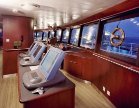 A Freewinds teljesen digitális hídja, csúcstechnológiájú Kelvin Hughes radarrendszerrel és panorámaablakokkal, amelyek 360 fokos kilátást biztosítanak.