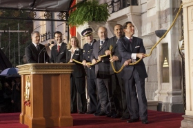 A szalag hagyományos lerántásánál David Miscavige mellett ott állt a színpadon a londoni rendőrség főfelügyelője, a City of London városi főtisztviselője és egy ENSZ-képviselő.
