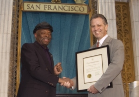 Willie Brown, San Francisco polgármestere elismerést adott át az Egyháznak „azokért az erőfeszítéseiért, hogy a San Francisco-öböl térségét rassztól, bőrszíntől és vallástól függetlenül minden ember számára jobb hellyé tegye”.